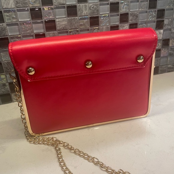 Mod Lady W/Sunglasses Statement Purse Gold Metallic Box Structure, Chain Strap - Picture 5 of 7